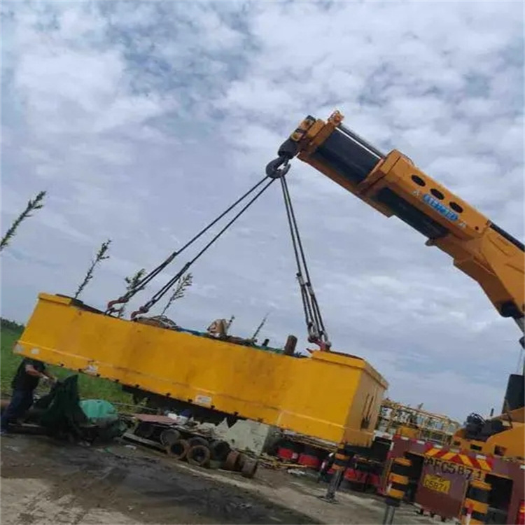 渔洋镇吊运集装箱的吊车